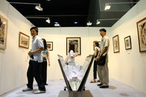 서울 삼성동 코엑스에서 열리고 있는 KIAF에서 관람객들이 미술작품을 둘러보고 있다.-윤정국기자