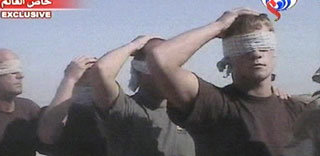 이란 영해를 침범한 혐의로 21일 억류된 영국 해군의 모습이 같은 날 이란 국영 아랍어 위성 뉴스채널인 알 알람에 방영됐다. 이들은 영국 해군이 “실수로 이란 영해를 침범했다”고 인정함에 따라 24일 8명 모두 풀려났다.-테헤란〓AP 연합