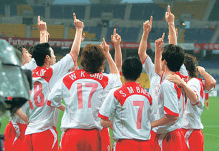 ‘하늘에서 편히 잠드소서….’ 한국청소년축구대표팀 선수들이 폴란드전에서 백승민이 첫 골을 터뜨린 뒤 한데 모여 손으로 하늘을 가리키며 이라크에서 피살된 김선일씨를 추모하는 골 세리머니를 하고 있다. 선수들은 골을 넣으면 이 세리머니를 하기로 미리 약속했다.