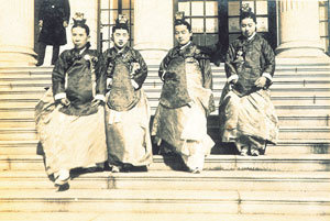 조선 말 네 명의 상궁이 건물 계단을 활기차게 내려오는 모습.사진제공 김영사