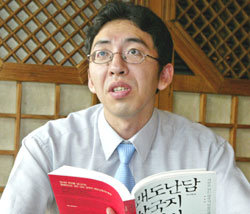 저자 이형근씨는 요즘 한국에 필요한 인물로 팀워크에 강했던 오나라의 모사 노숙을 꼽았다.권주훈기자 kjh@donga.com