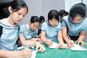 25일 서울 용산구 용산동 전쟁기념관에서 열린 ‘국내외 참전용사와 국군 장병들에게 감사편지 쓰기 행사’에 참여한 중학생들이 편지를 쓰고 있다.-원대연기자