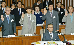 이해찬 국무총리 후보자에 대한 국회 인사청문회에 증인으로 채택된 전직 교육계 인사와 학부모 등 10명이 25일 청문회장에서 선서를 하고있다. 이날 증인들은 이 후보자가 교육부 장관 시절 단행한 교육개혁의 공과를 놓고 찬반으로 의견이 갈렸다.-서영수기자