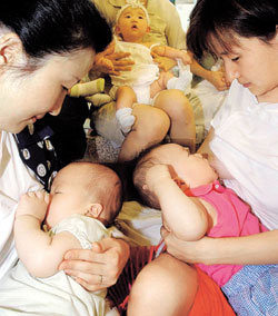 엄마 젖만큼 아기에게 좋은 것은 없다. 성공적인 모유수유를 위해선 모유를 바로 알아야 하며 반드시 실천해야 한다.동아일보 자료사진