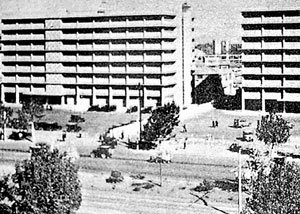 현재 문화관광부(왼쪽)와 미국대사관 건물로 사용되고 있는 서울 세종로의 쌍둥이 건물은 정부가 1954년 준비에 들어가 61년 정부청사용으로 완공한 것이다.-‘서울 20세기 100년의 사진기록’ 자료사진