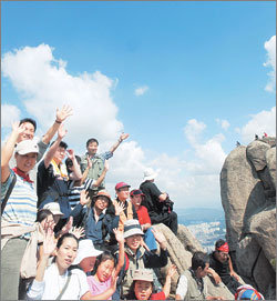 기능성 소재를 활용한 다양한 등산복 가운데 나에게 맞는 것은 무엇일까. 계절과 활용 목적에 맞게 소재의 특성을 확인해 고르면 올 여름 산행이 더욱 즐거워질 것이다. 동아일보 자료사진