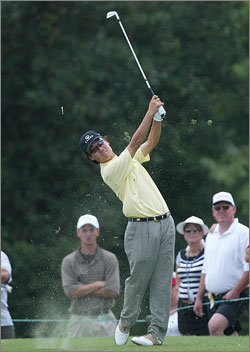 호쾌한 아이언샷을 날리고 있는 나상욱. 그는 부즈앨런클래식 3라운드에서 보기없이 버디 7개를 잡아내며 데일리 베스트를 기록, 35위에서 5위로 도약했다. 사진제공=코오롱엘로드