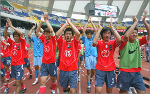 ‘대∼한민국.’ 부산 국제청소년대회 우승컵을 차지한 한국청소년대표팀 선수들이 박수를 치며 경기장을 돌고 있다. 세계 최강 브라질청소년팀을 사상 처음으로 꺾고 거둔 우승이라 기쁨 두 배. 부산=연합