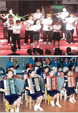 음악을 연주하는 남한(위)과 북한의 어린이들. 남과 북에서 같이 부르는 노래들을 모아 연주하는 콘서트가 열린다. 동아일보 자료사진