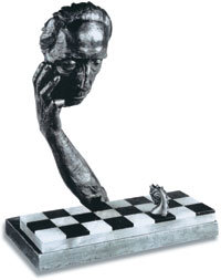 마르셀 뒤샹의 조각작품 ‘살아있는 주형’(1967년). 체스를 ‘영혼의 풍경’이라며 체스 두기를 즐겼던 뒤샹은 체스를 소재로 한 작품도 많이 남겼다.-사진제공 진중권