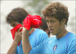 30일 요하네스 본프레레 축구대표팀 감독의 강도높은 훈련이 끝난 뒤 이관우가 지친 표정으로 훈련용 조끼를 벗어던지고 있다. 아래 사진 위는 스트레칭 시범을 보이고 있는 본프레레 감독. 아래는 훈련 도중 파김치가 된 태극전사들. 파주=연합