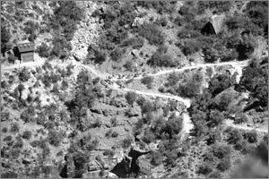 사우스림까지 지그재그 식으로 이어진 트레일을 당나귀를 타고 오르는 뮬라이딩 하이커들. 하루 코스와 1박2일 코스가 있다. 미국아리조나주=조성하기자