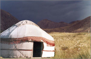 카자흐스탄의 유목민이 초원에서 사용하는 이동식 천막주택 유르타. 몽골의 겔과 유사하다. 동아일보 자료사진