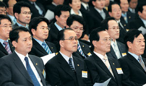 열린우리당은 30일 오후 국회에서 의원총회를 열어 김선일씨 피살사건과 박창달 의원 체포동의안 부결 사태 등 잇단 악재 때문에 추락하고 있는 당지지도 등 현안에 대해 논의했다. 우리당은 이날 의원실명투표제 도입 등의 대책을 내놓았다.-김경제기자