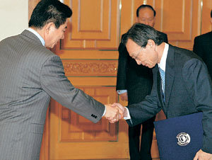 노무현 대통령(왼쪽)이 30일 청와대에서 이해찬 신임 국무총리에게 임명장을 수여했다. 노 대통령은 이날 “신문 방송이 ‘실세총리’ ‘책임총리’라고 하더라. 추측 기사로는 그럴듯하다는 생각이 들었다”고 말해 이 총리에 대한 신임을 표시했다.-박경모기자