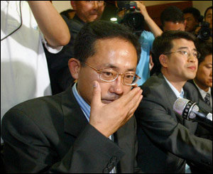 가나무역 김천호사장이 1일 오후 서울 강남구 대치동 한 사무실에서 가진 기자회견 도중 고 김선일씨 피살과 관련한 기자들의 연이은 질문에 대해 답변내용을 고심하고 있다.[연합]