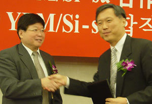 민선식 YBM/si-sa 사장(오른쪽)이 중국 베이징에서 베이징어언문화대와 합작 계약을 체결한 뒤 이 대학 취더린 총장과 악수하고 있다.-사진제공 YBM시사