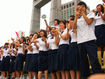 1일 황금사자기 4강전 덕수정보고와 천안북일고의 경기. 덕수정보고 학생들이 열렬한 응원을 펼치고 있다.