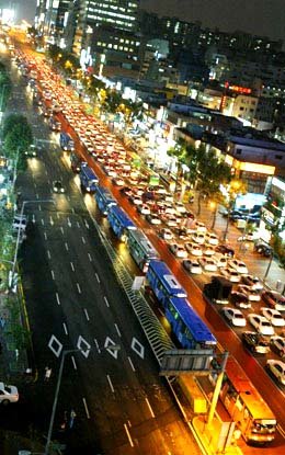 서울시 교통체계개편일 둘째 날인 2일 오후 8시반 강남대로 논현사거리∼제일생명 사거리 구간. 도심에서 외곽 방향으로 가는 버스들은 중앙버스전용차로에 길게 늘어선 반면 승용차로는 흐름이 원활하다.박주일기자