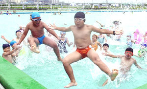 서울 송파구 한강 야외수영장에서 어린이들이 물놀이를 즐기고 있다. 물놀이 하기 준비운동, 손씻기 등 기본적인 것만 지켜도 많은 질환을 예방할 수 있다. 동아일보 자료사진