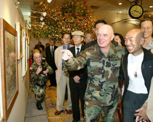 3일 서울 용산구 미군기지 드래곤호텔 라운지에서 열린 ‘미국 독립기념 경축 원로 중진 작가 초대전’에서 리언 러포트 한미연합사령관이 한 미술작가와 어깨동무를 한 채 작품을 감상하고 있다.-김미옥기자