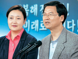 열린우리당 천정배 원내대표(오른쪽)는 4일 장복심 의원의 금품 로비 의혹에 대해 기자간담회를 갖고 “현재까지 조사로는 보도된 사실 이외에 금품을 받았거나 제공했다는 근거가 발견되지 않았다”고 주장했다.-서영수기자