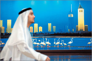 아랍에미리트의 도시국가 두바이가 중동에서 홍콩이나 싱가포르와 같은 비즈니스 허브로 자리 잡을지 주목받고 있다. 두바이의 고층빌딩 앞을 한 시민이 걸어가고 있는 모습. 동아일보 자료사진