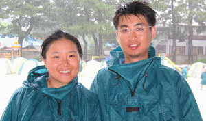 대학생 국토순례단인 대한민국문화원정대에 참가한 유하나(왼쪽), 강재진씨.-삼척=김성규기자