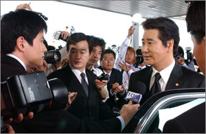 첫주 방송에서 19%의 시청률로 순조롭게 출발한 MBC ‘영웅시대’. 이명박 서울시장을 연상시키는 박대철(유동근·오른쪽)의 비중이 너무 크다는 지적을 받고 있다. 사진제공 MBC