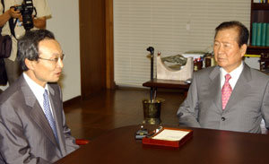 이해찬 국무총리(왼쪽)는 7일 오후 서울 마포구 동교동 김대중도서관에서 김대중 전 대통령을 만나 북한 핵문제 등 현안에 관해 조언을 구했다. 김 전 대통령은 이날 자신의 중국 방문 성과에 대해서도 언급했다.-국회사진기자단