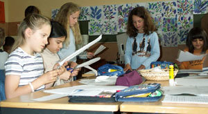 독일 프랑크푸르트 디스터벡 슐레 초등 3학년생들이 종이에 뼈 그림을 오려 붙이며 인체에 대해 배우고 있다.-손효림기자