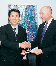 장학금 지급 약정서에 서명한 뒤 악수하고 있는 박양우 뉴욕 한국문화원장(왼쪽)과 앤서니 뉴먼 줄리아드음대 부총장.-뉴욕=연합