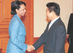 노무현 대통령이 9일 오후 청와대 집무실에서 방한한 콘돌리자 라이스 미국 백악관 국가안보보좌관과 악수하고 있다. 라이스 보좌관은 노 대통령에게 한미동맹은 굳건하다는 내용이 담긴 조지 W 부시 대통령의 친서를 전달했다.-박경모기자