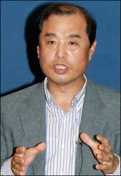 김병준 청와대 정책실장이 11일 오전 춘추관에서 기자간담회를 갖고 신행정수도 이전에 대한 자신의 견해를 밝히고 있다.[연합]