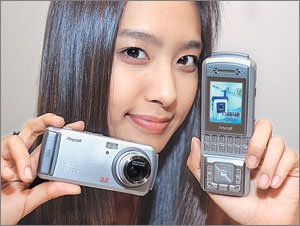 디지털카메라를 쏙 빼닮은 삼성전자 300만화소 카메라폰. 국내에서 300만화소급 카메라폰이 판매되는 것은 이번이 처음이다. 사진제공 삼성전자