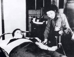 1953년 말 미군 당국이 한국 병원에 대한 혈액 공급을 중단하면서 당국은 군을 중심으로 헌혈운동을 벌여 부족한 혈액을 충당하려 했으나 막상 군인들의 헌혈 참가율은 상당히 저조했다. 1954년 수도육군병원에서 한 군인이 헌혈하고 있는 모습.-대한적십자사 제공