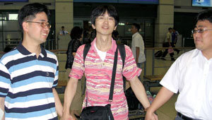 중국 당국에 체포된 후 무죄로 풀려난 오영필씨(가운데)가 10일 인천국제공항을 통해 귀국했다. 프리랜서 비디오저널리스트인 오씨는 중국에 체류 중인 탈북자들의 외국 공관 진입 장면들을 촬영해 오다 지난해 3월 중국 공안 당국에 체포됐다.-인천 연합