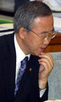 12일 국회 본회의장에서 반기문 외교통상부 장관이 의원들의 질타에 곤혹스러운 표정을 지으며 답변자료를 검토하고 있다. 반 장관은 이에 앞서 이날 직원조회에서 외교부가 절체절명의 위기에 놓여 있다며 자성을 당부했다.-김경제기자