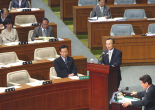 이해찬 국무총리가 12일 국회 통일 외교 안보 분야 대정부질문에 출석해 답변하고 있다. 이 총리는 이날 “대통령이 방북을 모험적으로 하는 것은 적절치 않다”며 노무현 대통령 방북설에 대해 부정적인 의견을 피력했다.-김경제기자