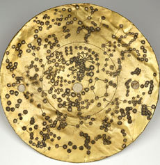 앞면에는 28수의 별자리를 구멍을 뚫어 표시한 뒤 진주를 박아 장식하고 뒷면에는 불교적 우주관을 새겨넣은 금동천문도(1652년).-사진제공 국립민속박물관