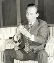 인터넷 경매사이트 온켓에 매물로 올라온 박정희 전 대통령의 희귀 사진 8장 중 하나. 박 전 대통령이 청와대 거실에서 감을 깎고 있는 모습이다.-사진제공 온켓션