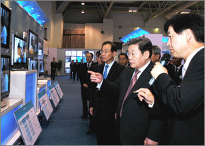 이건희 삼성그룹 회장(오른쪽에서 두번째)이 16일 삼성전자의 경기 수원사업장에서 열리고 있는 ‘2004 선진제품 비교전시회’에서 최지성 사장(이 회장 오른쪽)으로부터 디지털TV의 장단점에 대해 설명을 듣고 있다. 이 회장 왼쪽이 이학수 구조조정본부장. 사진제공 삼성