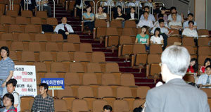 수도 이전 문제를 논의하기 위해 16일 서울 강남구 논현동 건설회관 강당에서 열린 서울 공청회. 좌석의 상당수가 비어 썰렁한 가운데 최재덕 건설교통부 차관이 축사를 하고 있다.-신원건기자