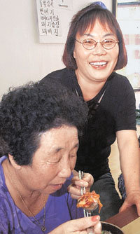 김영분씨(오른쪽)가 혼자 사는 할머니들에게 정성껏 준비한 삼계탕을 대접하고 있다. 그는 “건강이 허락할 때까지 소외된 이웃을 도울 것”이라고 말했다.-인천=차준호기자