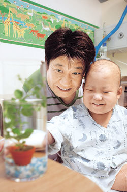탤런트 김명국씨와 백혈병 투병중인 아들 영길군이 서울대병원 어린이병원 병실에 꾸며놓은 작은 어항의 물고기를 보며 웃고 있다. 김씨는 “다른 어린이 환자를 생각해서라도 영길이를 기필코 건강하게 만들 것”이라고 말했다. 박영대기자 sannae@donga.com