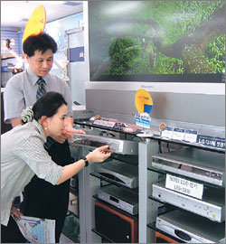 하드디스크에 TV 영상을 녹화하는 개인용 비디오 녹화기(PVR)를 활용하면 생방송 영상도 되돌려 볼 수 있다. 서울 광진구 테크노마트 매장에서 한 소비자가 PVR 제품을 살펴보고 있다. 사진제공 테크노마트