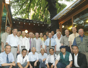 소북파 후예들의 모임인 ‘동일회’ 회원들이 13일 서울 종로구 관수동의 한정식집 ‘은행나무집’에 모였다. 이들은 이 음식점에서만 50여년째 모임을 갖고 있다.-박영대기자