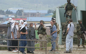 다음달 한국에서 이라크로 이동하는 주한 미 2사단 2여단 장병들이 19일 경기 포천시 미8군 종합사격장에서 현지적응 모의 훈련을 벌이고 있다. 일부 미군은 이라크 민간인으로 분장했다.-포천=박영대기자