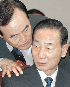 조영길 국방부 장관(오른쪽)이 20일 오전 청와대에서 열린 국무회의에 앞서 권진호 대통령국가안보보좌관과 북한 경비정의 서해 북방한계선(NLL) 침범 및 군의 보고 누락 사건에 대해 숙의하고 있다. 이번 사건은 청와대와 군의 갈등 양상으로 비화되고 있다.-박경모기자