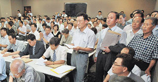 21일 대구 전시컨벤션센터에서 열린 수도 이전 공청회에 참석한 200여명의 방청객이 주제 발표를 듣고 있다. 정장 차림의 공무원과 열린우리당 관계자들이 많은 좌석을 차지했으며 일반시민은 100여명에 그쳤다. 대구=연합